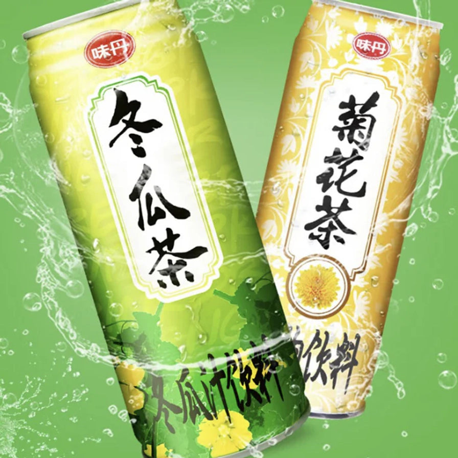 味丹冬瓜茶与菊花茶罐装倾斜并列，背景带有水花飞溅效果，展现清凉解渴感。