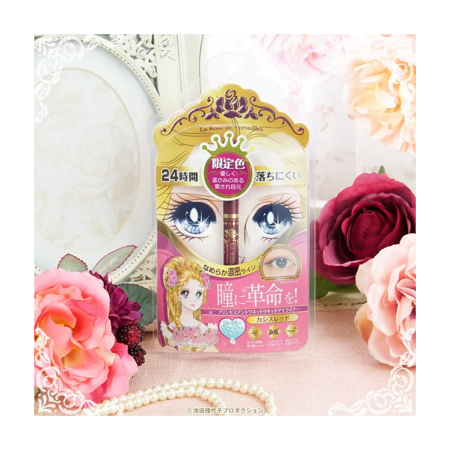 凡尔赛眼线液笔包装置于粉色背景中，周围装饰有玫瑰花、珍珠项链和复古相框的场景图。