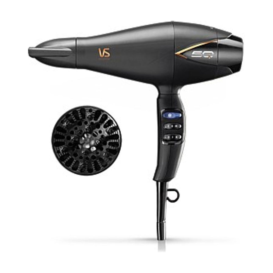 VS Sassoon SQ Brilliance 黑色吹风机侧面图，配有扩散风嘴配件及手柄控制按钮细节。