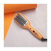 沙宣 VS Sassoon 橙色温控魔发造型梳特写，展示陶瓷涂层梳齿与手柄开关细节。