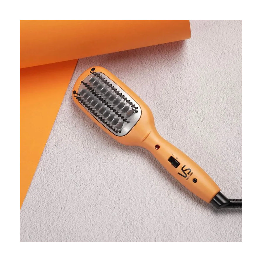 沙宣 VS Sassoon 橙色温控魔发造型梳特写，展示陶瓷涂层梳齿与手柄开关细节。