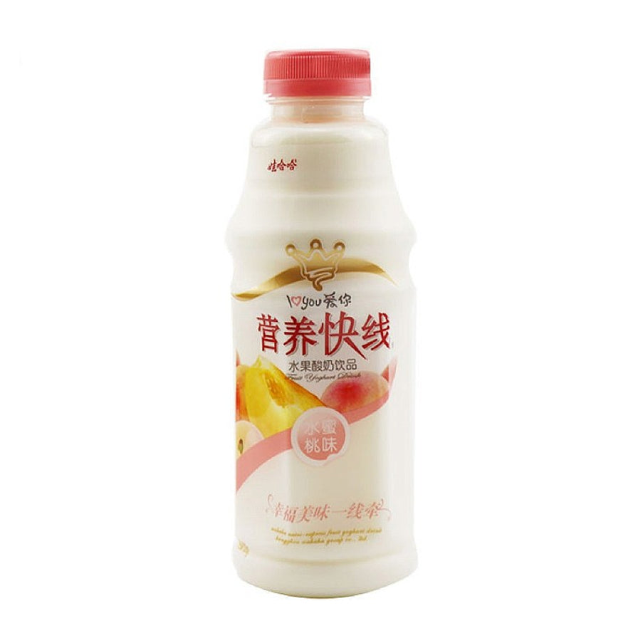 哇哈哈营养快线水蜜桃味500ml瓶装，瓶身印有粉嫩的水蜜桃图案。