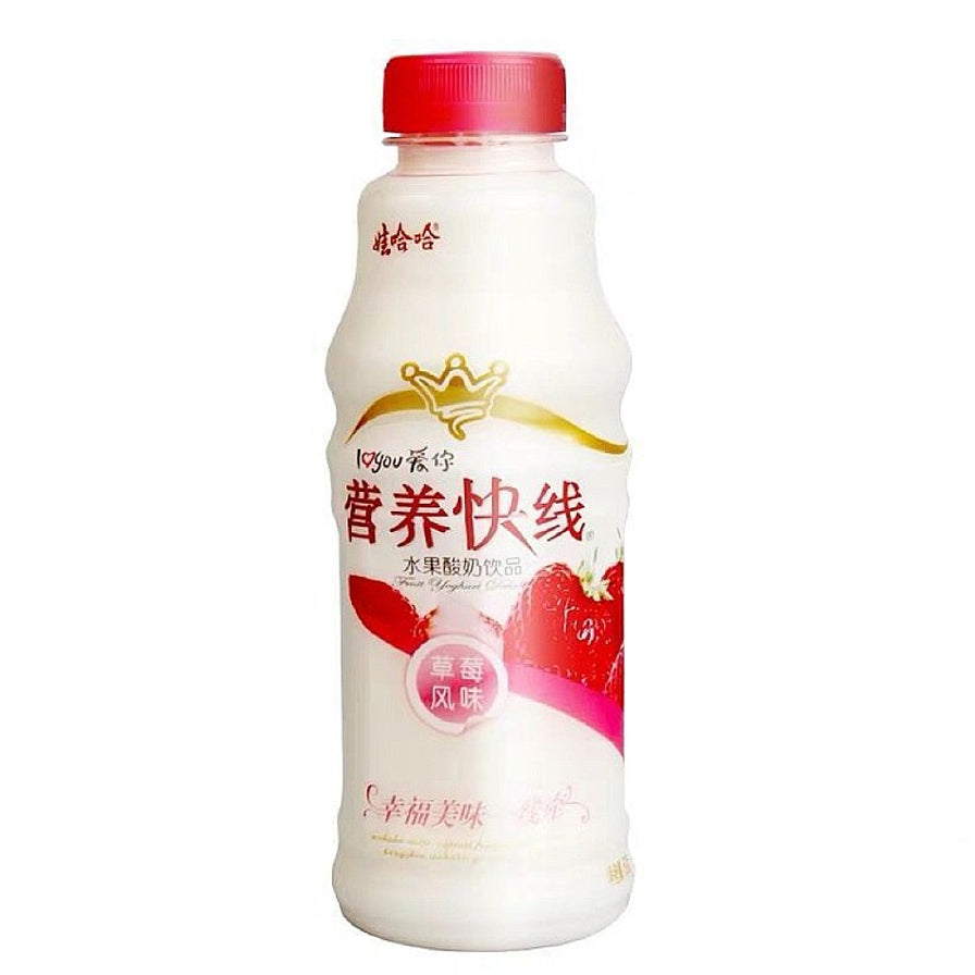 哇哈哈营养快线草莓味500ml瓶装，瓶身印有鲜艳的草莓图案。