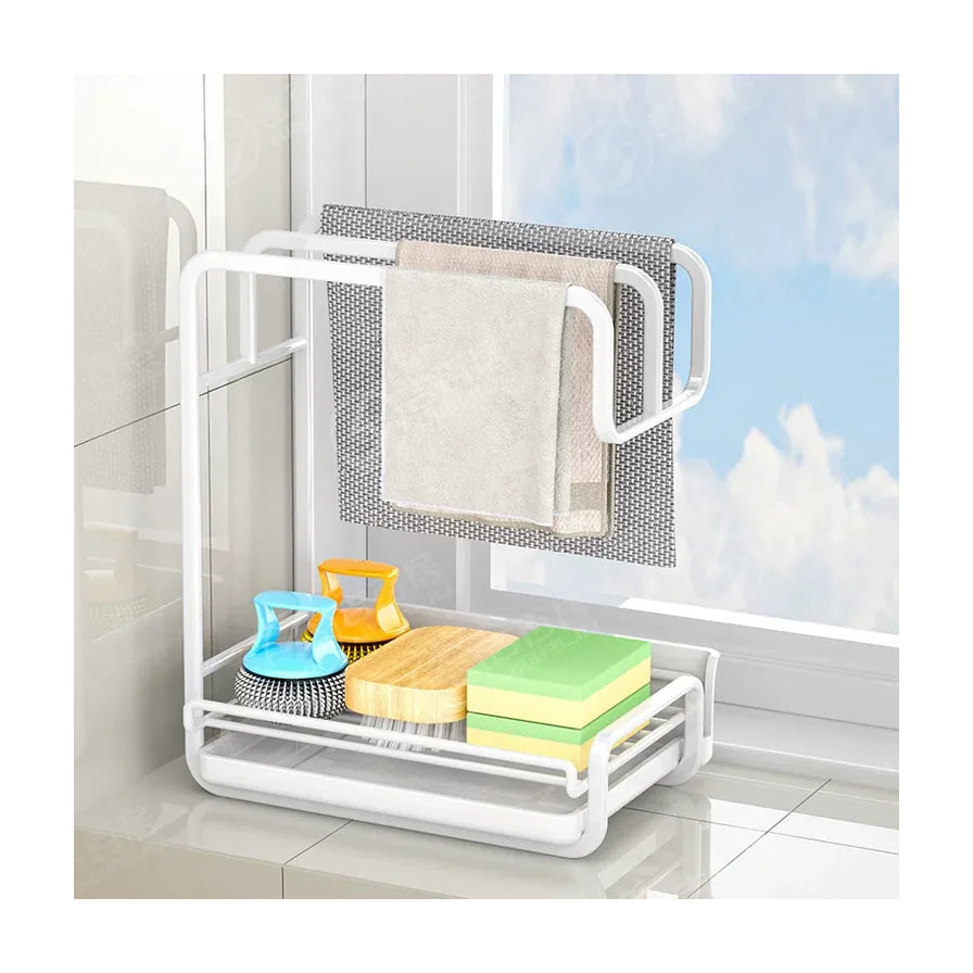 厨房场景中的白色抹布架，安装在窗边墙面，挂有灰色和米色抹布，底部放有清洁工具。