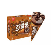 和路雪可爱多巧克力口味冰淇淋甜筒，展示酥脆华夫筒身与底部巧克力块细节