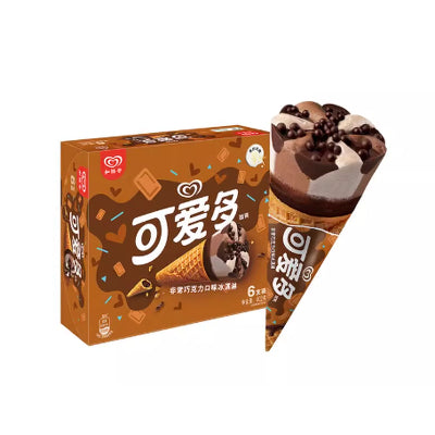 和路雪可爱多巧克力口味冰淇淋甜筒，展示酥脆华夫筒身与底部巧克力块细节