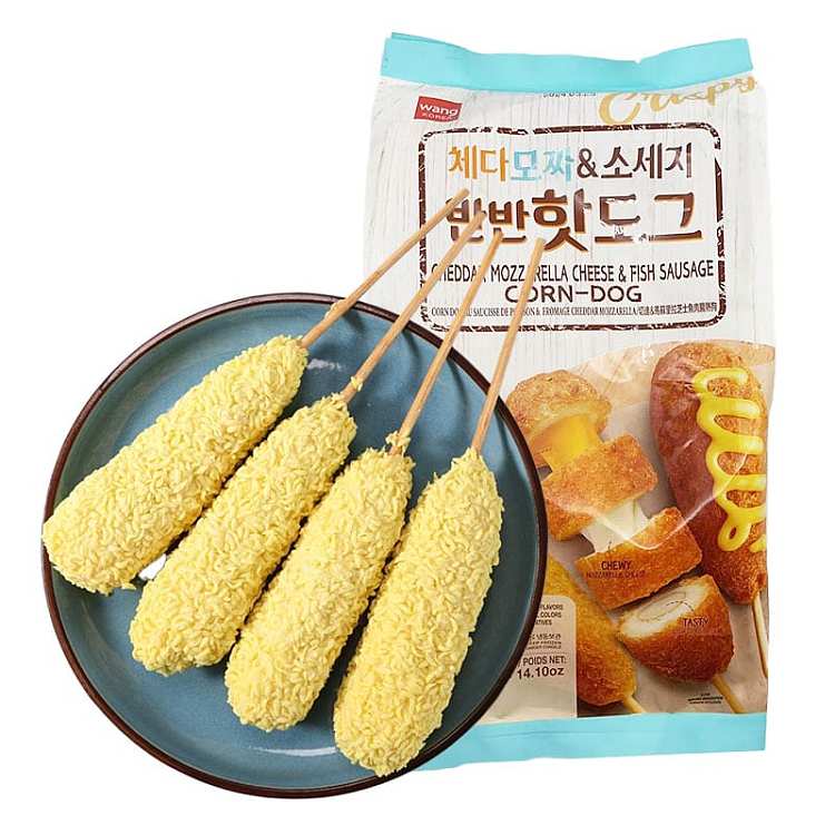 加热后的芝士鱼肠热狗特写，展示金黄外皮与拉丝芝士效果