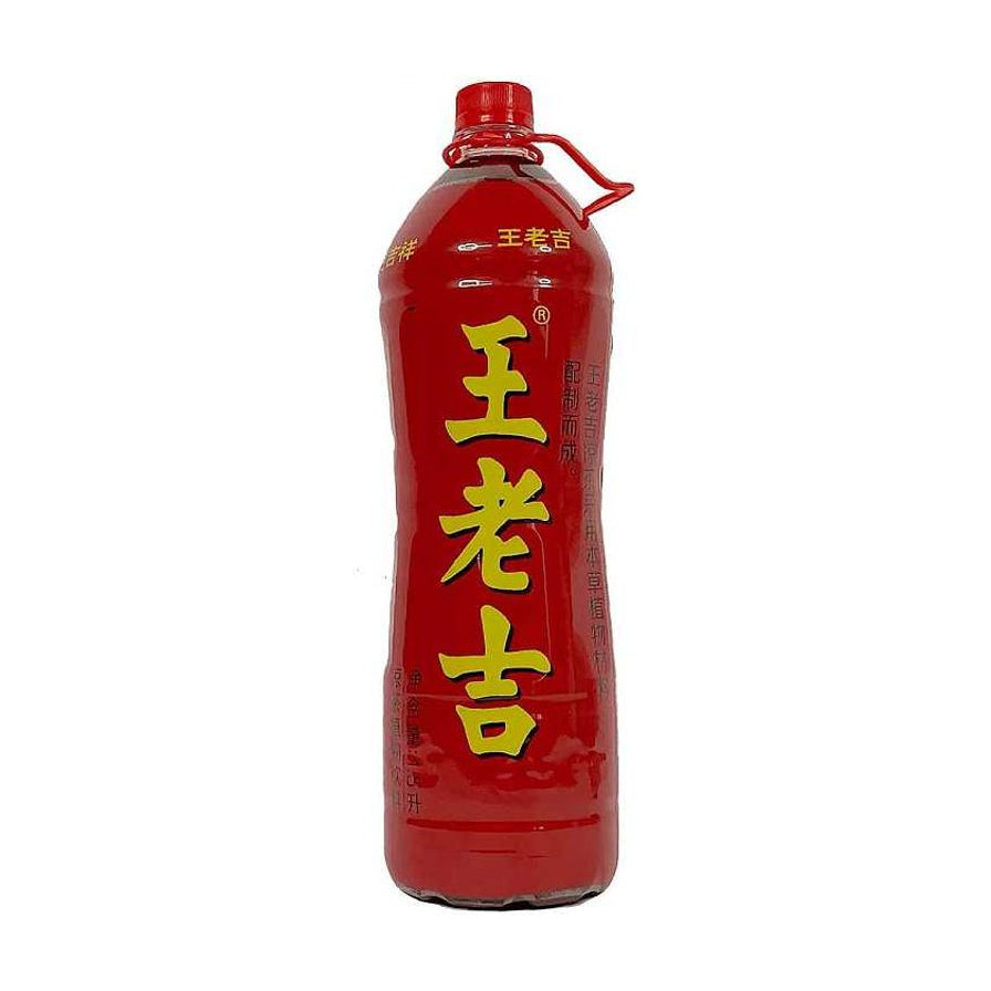 王老吉凉茶1.5升大瓶装，红色瓶身印有黄色王老吉字样，配有红色提手。
