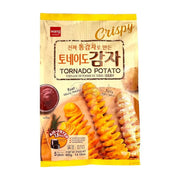 韩国 Wang 原味旋风土豆串特写，整颗真土豆螺旋切制，表面金黄酥脆。