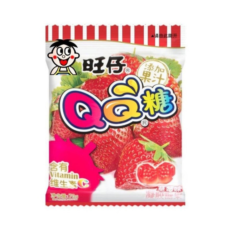 旺旺旺崽QQ糖草莓味包装，正面印有鲜红草莓图案和Q弹软糖展示，标注含有维生素C。