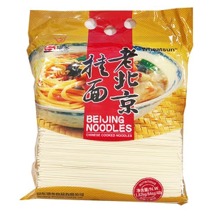 望乡老北京挂面包装特写，适合制作家常汤面或炸酱面