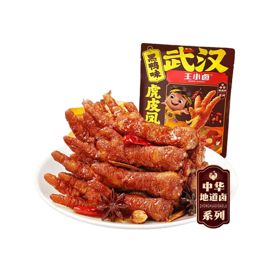 一盘色泽红亮、肉质饱满的王小卤黑鸭味虎皮凤爪实物展示，背景为对应的黑鸭味包装袋。