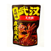 王小卤虎皮凤爪黑鸭味包装袋正面，黑色包装印有黄色品牌字样、卡通人物及鸡爪实物图。