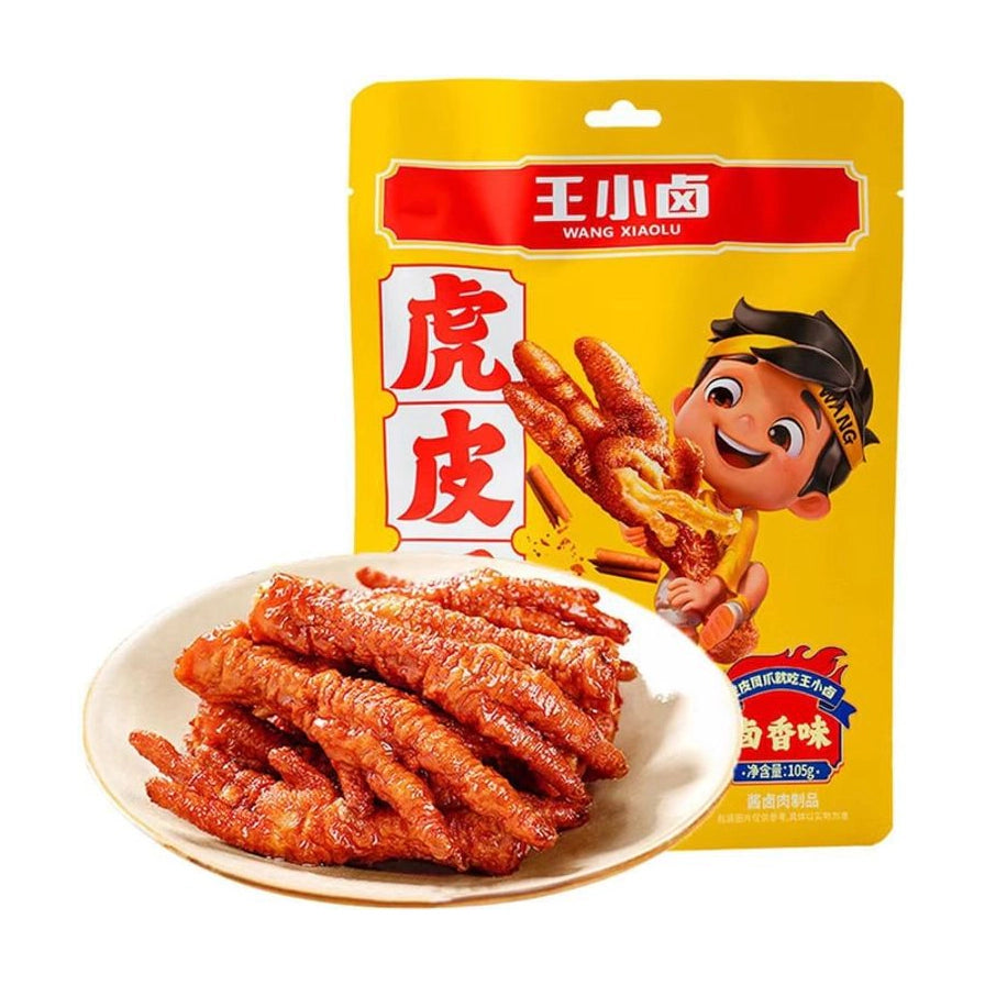 王小卤虎皮凤爪卤香味展示图，前景为盛在盘中的鸡爪，背景为黄色包装袋和卡通人物。