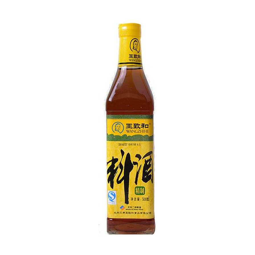 王致和精制料酒瓶装正面图，黄色标签印有王致和品牌标志及黑色料酒书法字体。