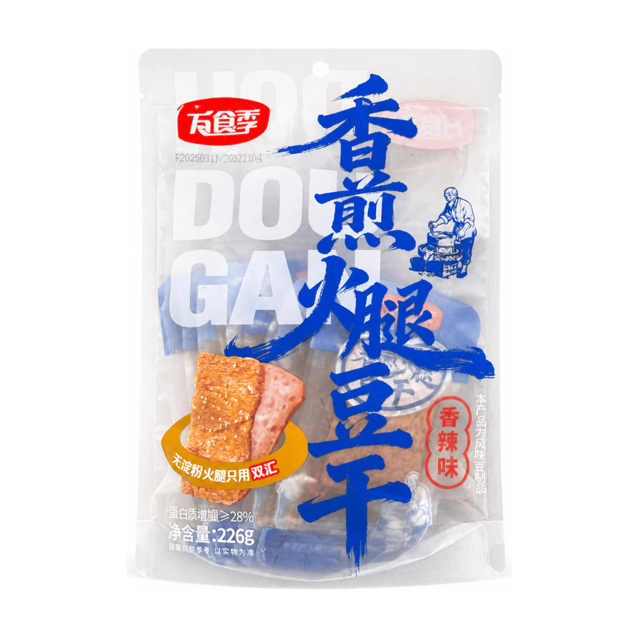 万食季香煎火腿豆干香辣味226g包装正面图，白色背景，包装上印有蓝色书法字体和火腿豆干产品图。