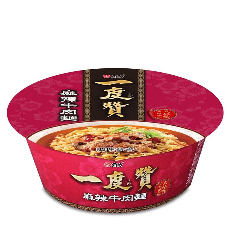 维力一度赞麻辣牛肉风味碗面，红色系包装设计突出香辣口味。