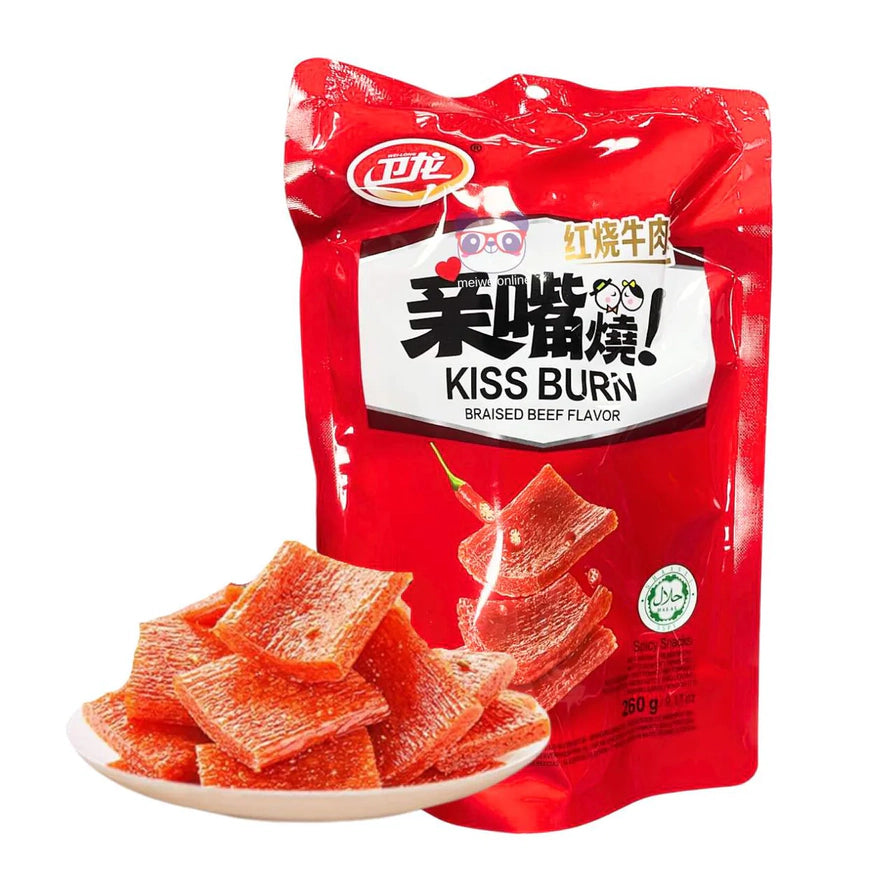 卫龙亲嘴烧红烧牛肉味大包装袋，红色包装，前方小碟中盛放着油亮入味的辣条方块。