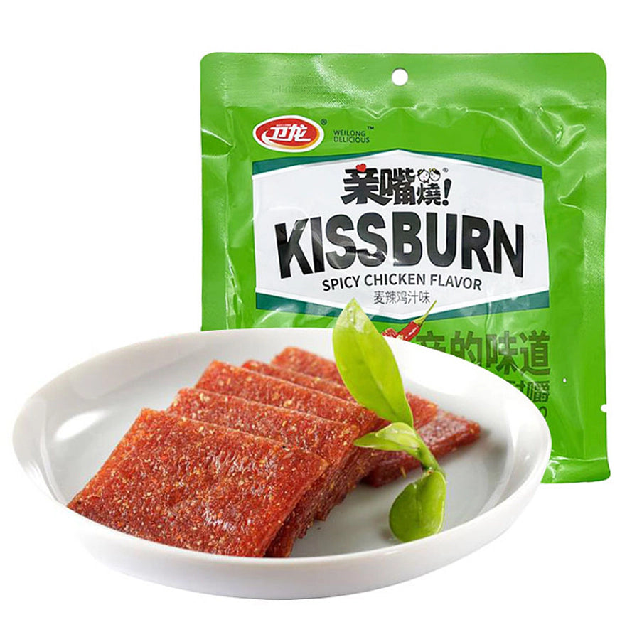卫龙亲嘴烧麦辣鸡汁味大包装袋，绿色包装，白色浅盘中整齐叠放着数片酱香入味的辣条。