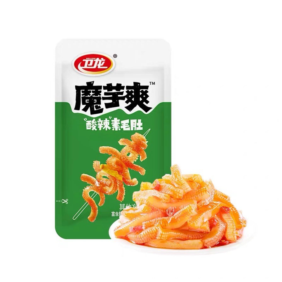 卫龙魔芋爽酸辣味素毛肚绿色包装，盘中盛放着晶莹剔透、纹理清晰的酸辣魔芋素毛肚。