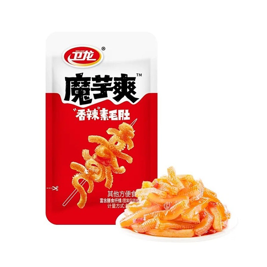 卫龙魔芋爽香辣味素毛肚红色包装，前方摆放着一盘裹满酱汁、色泽诱人的Q弹魔芋条。