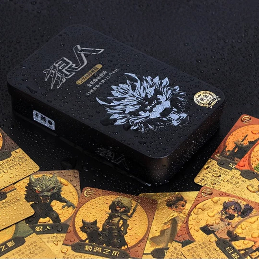 黑色防水铁盒斜放在水滴背景上，周围散落多张金黑色角色卡牌