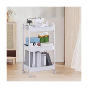 白色三层落地置物架正面图，配有万向轮和侧面挂钩，层板上摆放着书籍、收纳盒及装饰摆件。