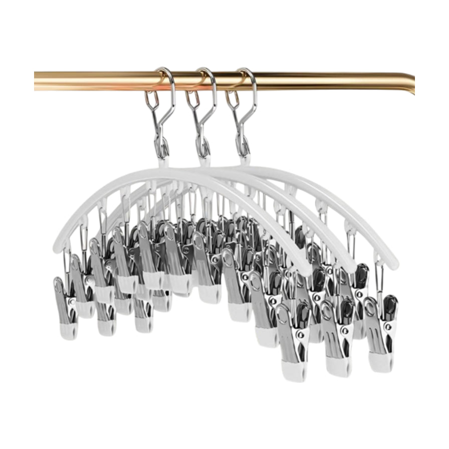 白色弧形多夹袜夹正面特写，展示银色金属夹头和挂钩细节，背景为纯白。