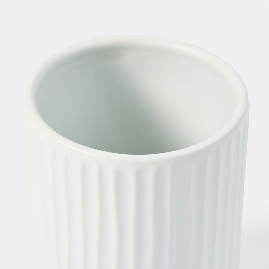 白色圆柱形垃圾桶侧面视角，展示垂直凹槽纹理和简约外观