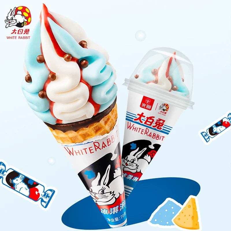 两支拆封的大白兔脆筒冰淇淋特写，清晰可见双色螺旋纹理与酥脆蛋筒