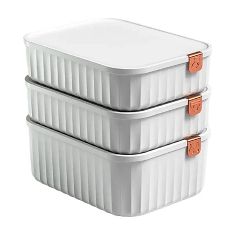 白色三件套内衣收纳盒叠放展示，带有玫瑰金卡扣细节，纯白背景。