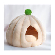 白色蒙古包造型猫窝，全封闭式设计，顶部带有一个绿色小绒球装饰，内部配有柔软的加厚垫子。