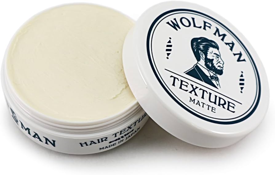 Wolfman 哑光发泥开盖展示图，露出内部米白色膏体质地，旁边放置印有品牌标识的盖子。