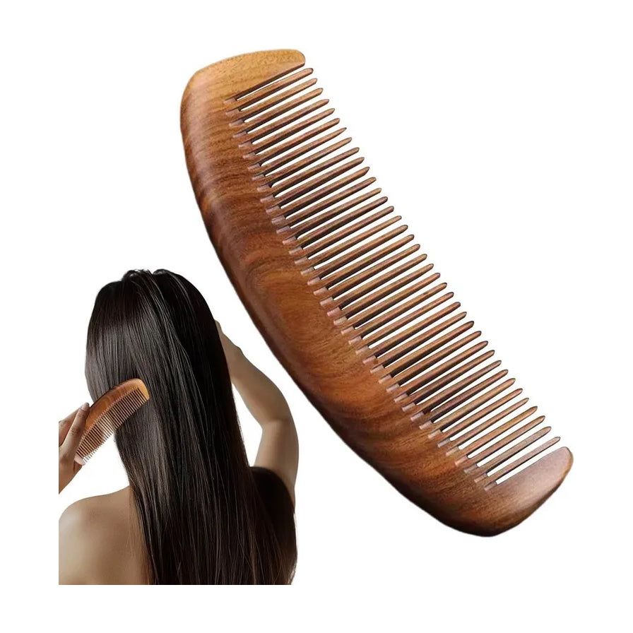 女性使用木梳梳理长发的场景演示图，展示产品实际握持手感与顺滑效果。