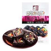 邬辣妈香辣味臭豆腐独立小包装正面图，黑色豆腐干清晰可见