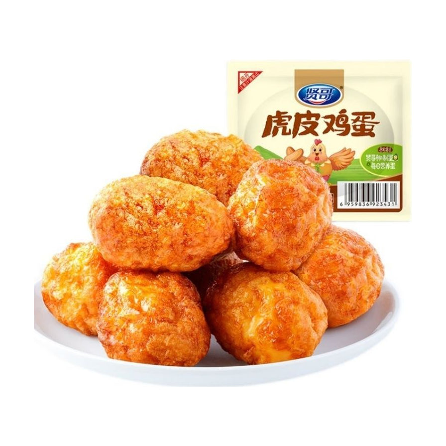 贤哥虎皮鸡蛋，白色圆盘中堆叠着多颗金黄微皱的虎皮卤蛋，背景为产品独立包装袋。