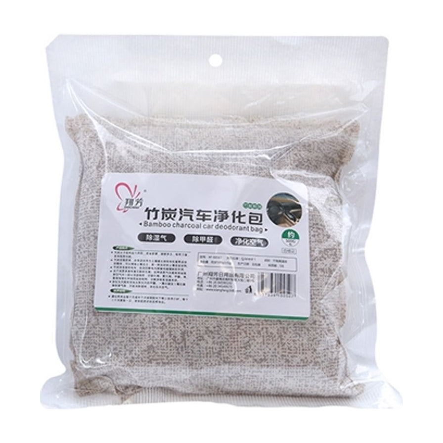 翔芳竹炭汽车净化包，透明塑料包装袋内装有米灰色透气布袋，包装正面印有品牌Logo及除湿气、除甲醛、净化空气等功能说明。