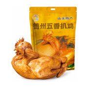 乡府德州五香扒鸡，黄色真空包装袋前摆放着一只色泽金黄、肉质酥烂的整鸡，背景为纯白色。