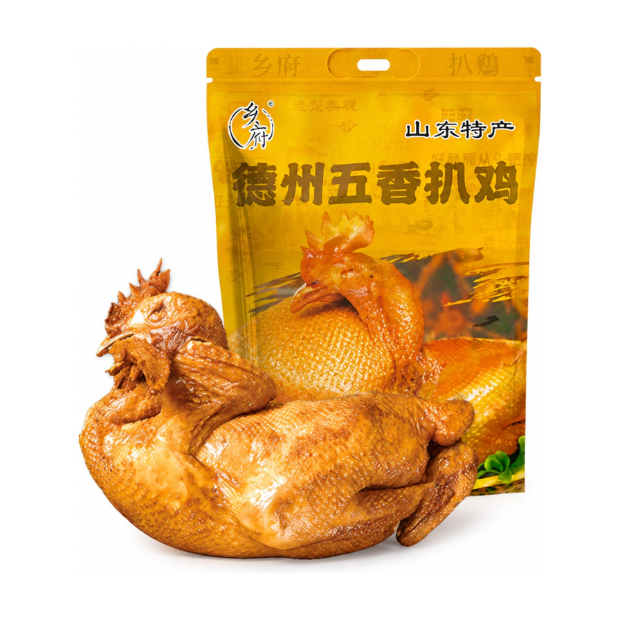 乡府德州五香扒鸡，黄色真空包装袋前摆放着一只色泽金黄、肉质酥烂的整鸡，背景为纯白色。