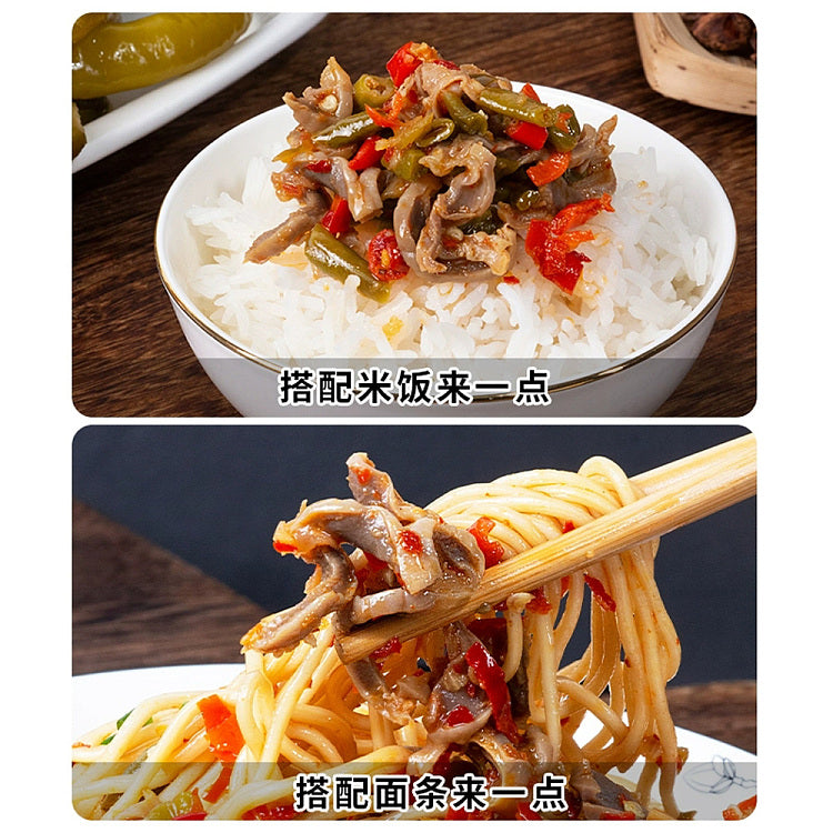 酸豆角鸡杂特写图，展示脆嫩豆角与鸡杂混合的质感细节