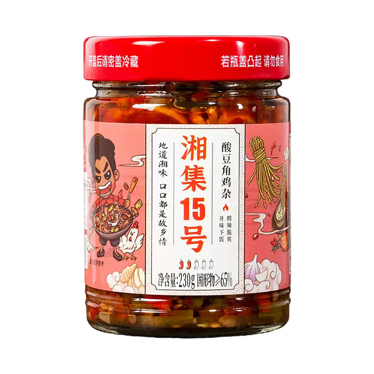 湘集酸豆角鸡杂罐头正面图，展示红色包装与开盖即食的酱菜内容物