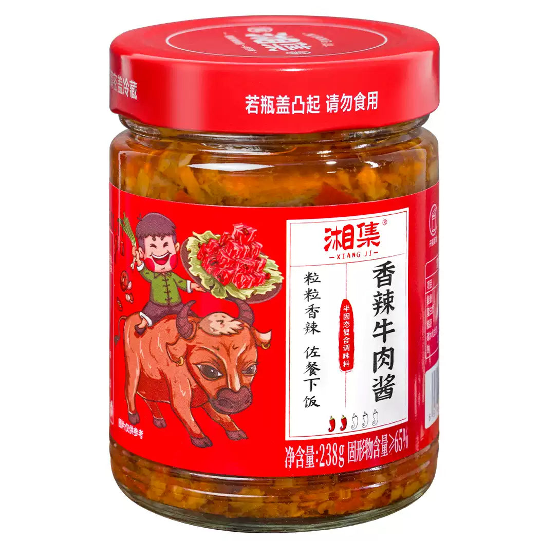 湘集香辣牛肉粒酱瓶身正面图，标签清晰展示大块牛肉实物与品牌信息