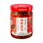 湘集香辣脆骨酱瓶身正面图，可见红亮酱汁与清晰脆骨颗粒