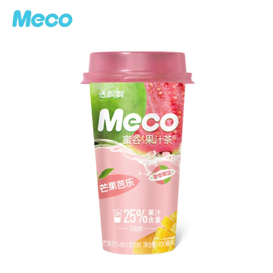 香飘飘Meco蜜谷果汁茶芒果芭乐口味，粉色杯身印有芒果和芭乐图案，带有夏季限定标识。