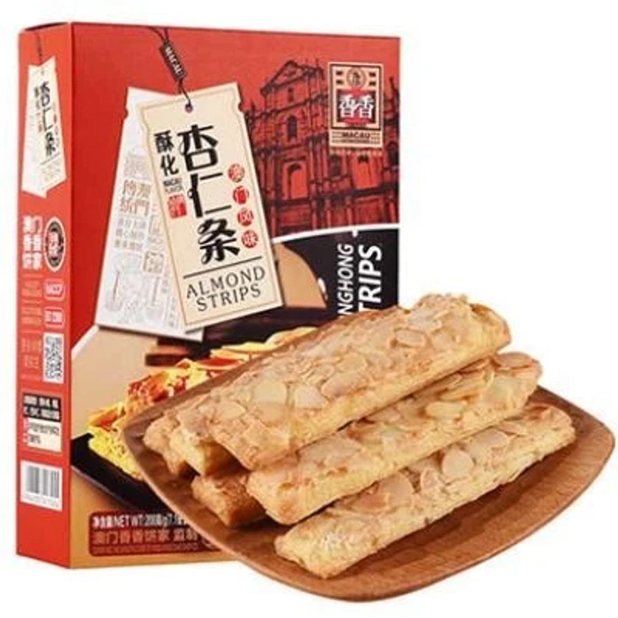 香香澳门手信酥化杏仁条包装盒与木盘中层叠的杏仁千层酥条