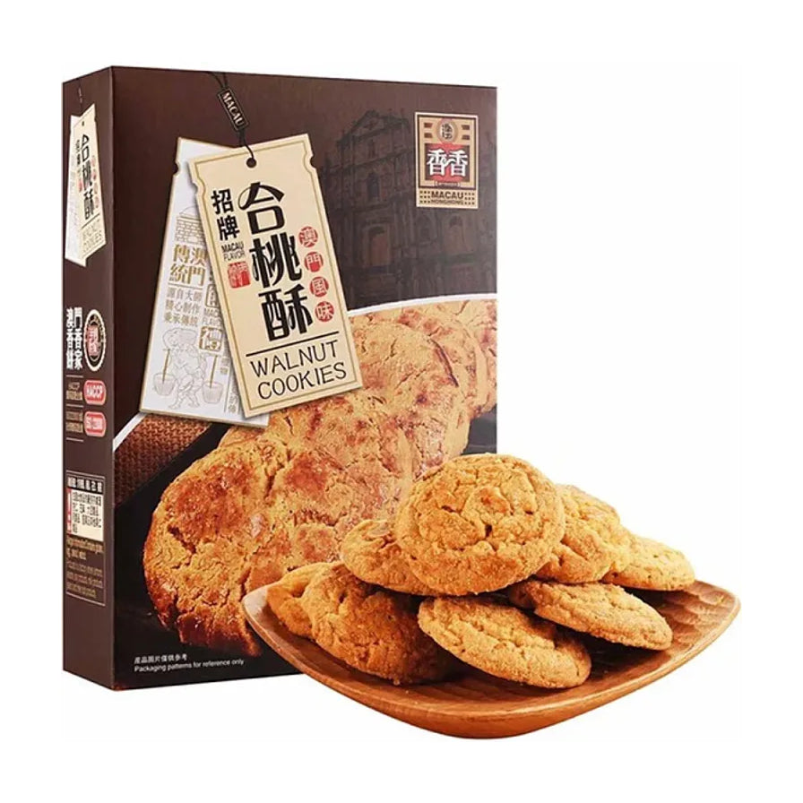 香香澳门手信核桃酥包装盒与木盘盛放的酥脆核桃酥饼干