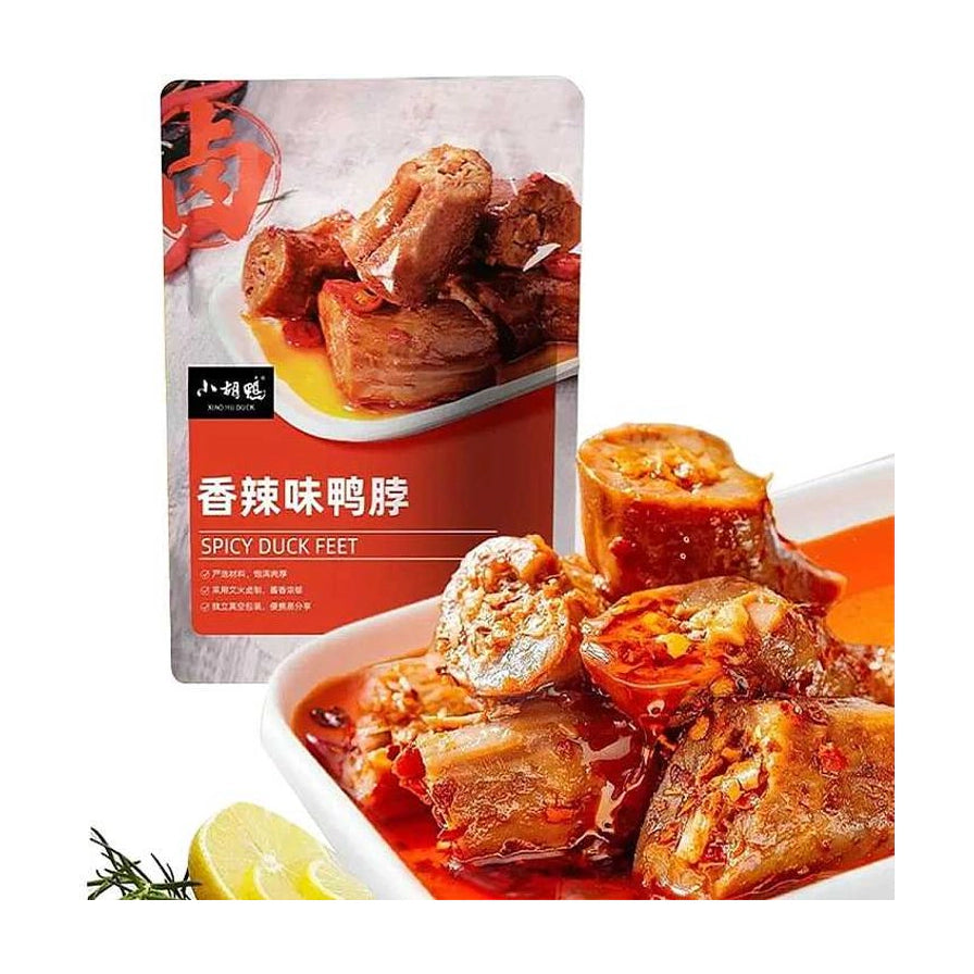 小胡鸭香辣味鸭脖包装袋与盘中诱人的卤制鸭脖实物展示