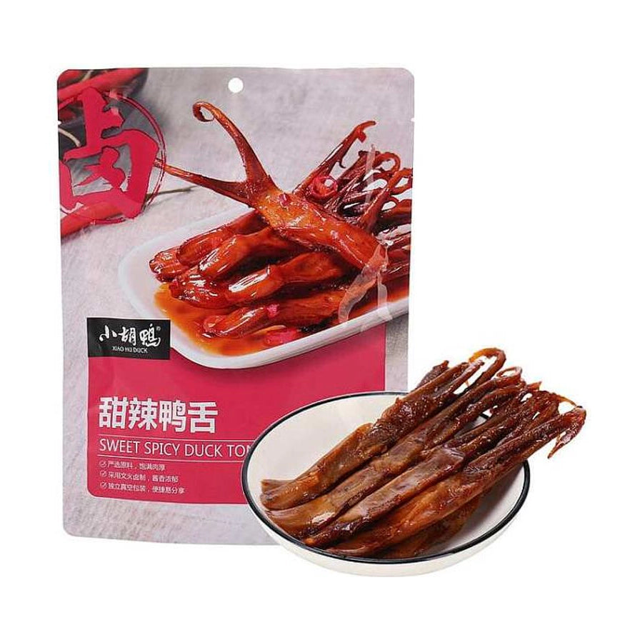 小胡鸭甜辣味鸭舌包装袋与一小碟色泽红亮、肉质紧实的鸭舌实物展示。