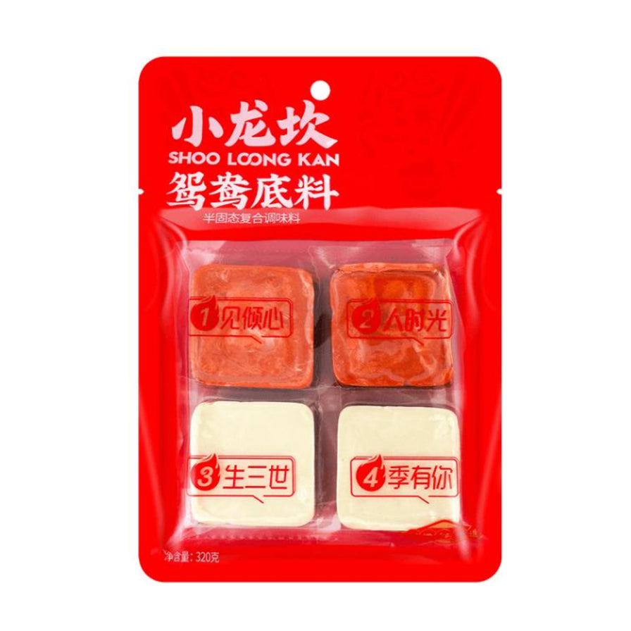 小龙坎鸳鸯火锅底料包装正面图，红色袋装内含两块红油和两块三鲜底料，净含量 320 克。