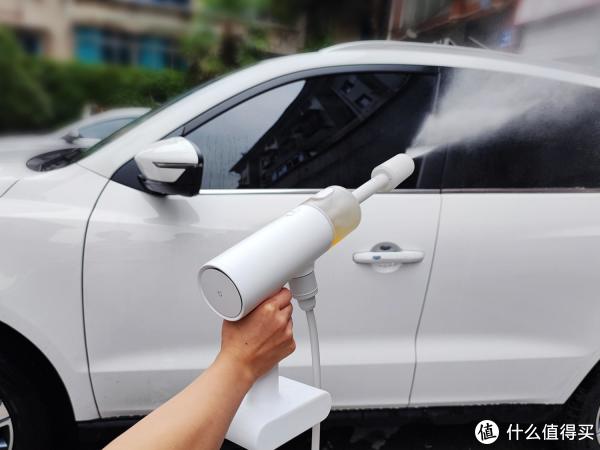 小米无线洗车机侧面特写，展示进水口与电池仓结构，便于连接水桶进行清洁。